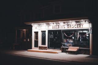 Devanture vitrée d'un local de quartier ouvert sur la rue